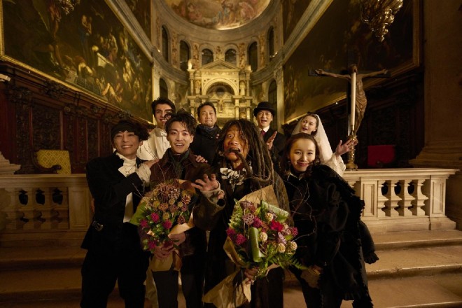 Issei Takahashi and the full cast of "Thus Spoke Kishibe Rohan: At a Confessional" hold red-themed bouquets as they wrap up filming, commemorating five years of live-action adaptations.